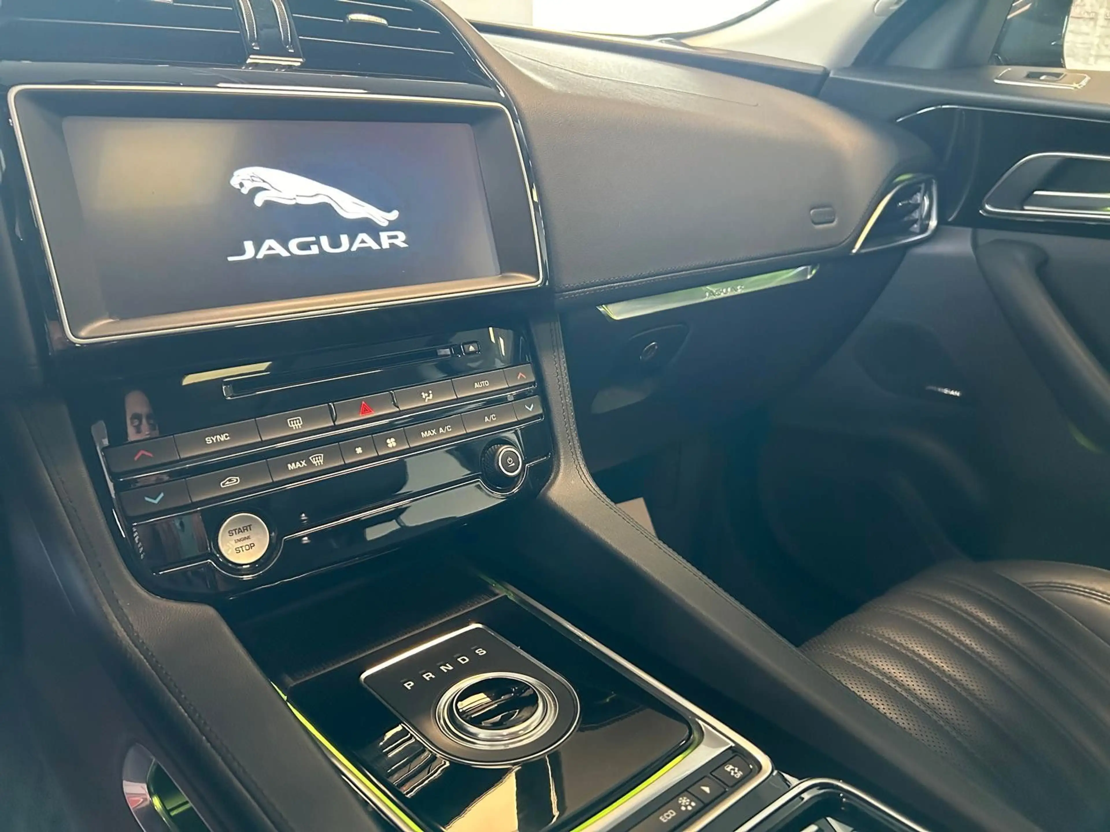 Jaguar F-Pace AWD*NAVI*LEDER*PANO*R-KAMERA*SHZ* — photo 9