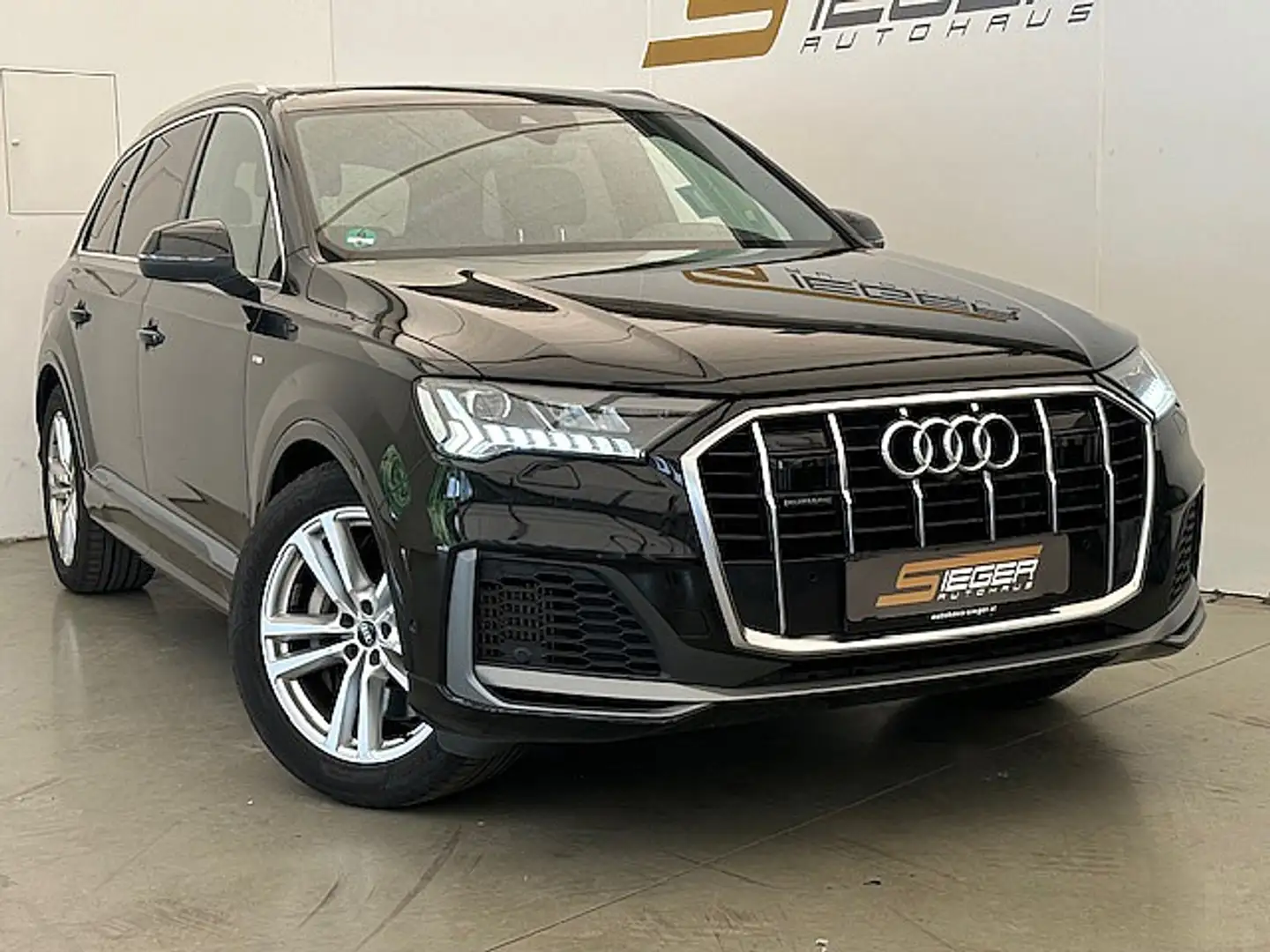 Audi Q7 55 TFSI e PHEV quattro S-line Schwarz - 2