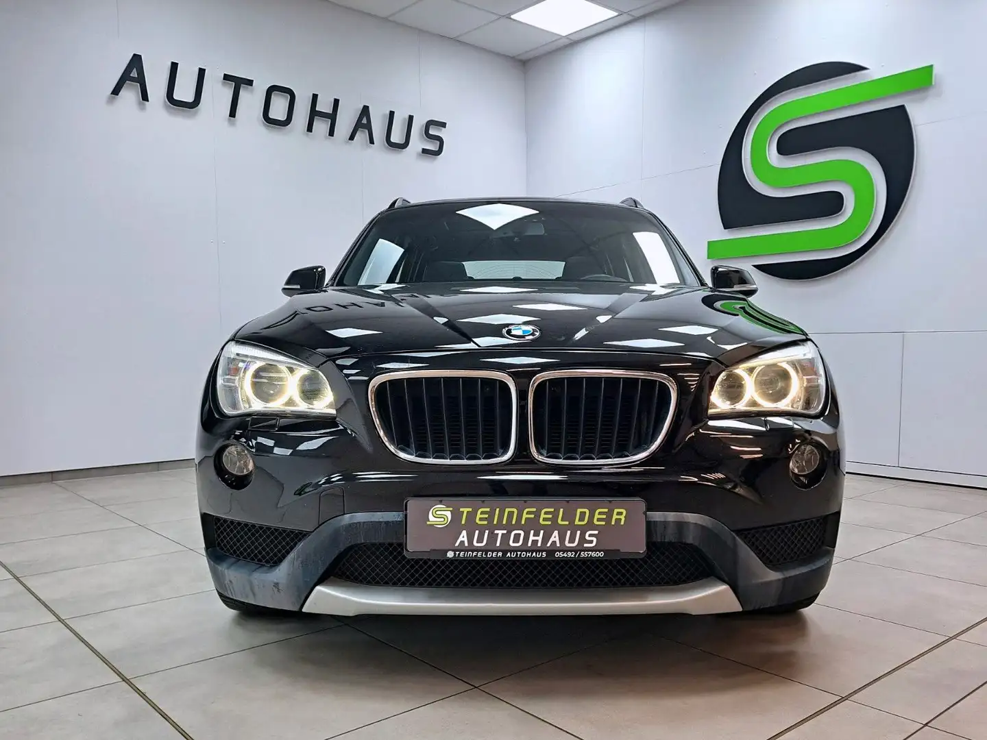 BMW X1 20 d xDrive / PANORAMA / LEDER / SHZ / AHK Schwarz - 2
