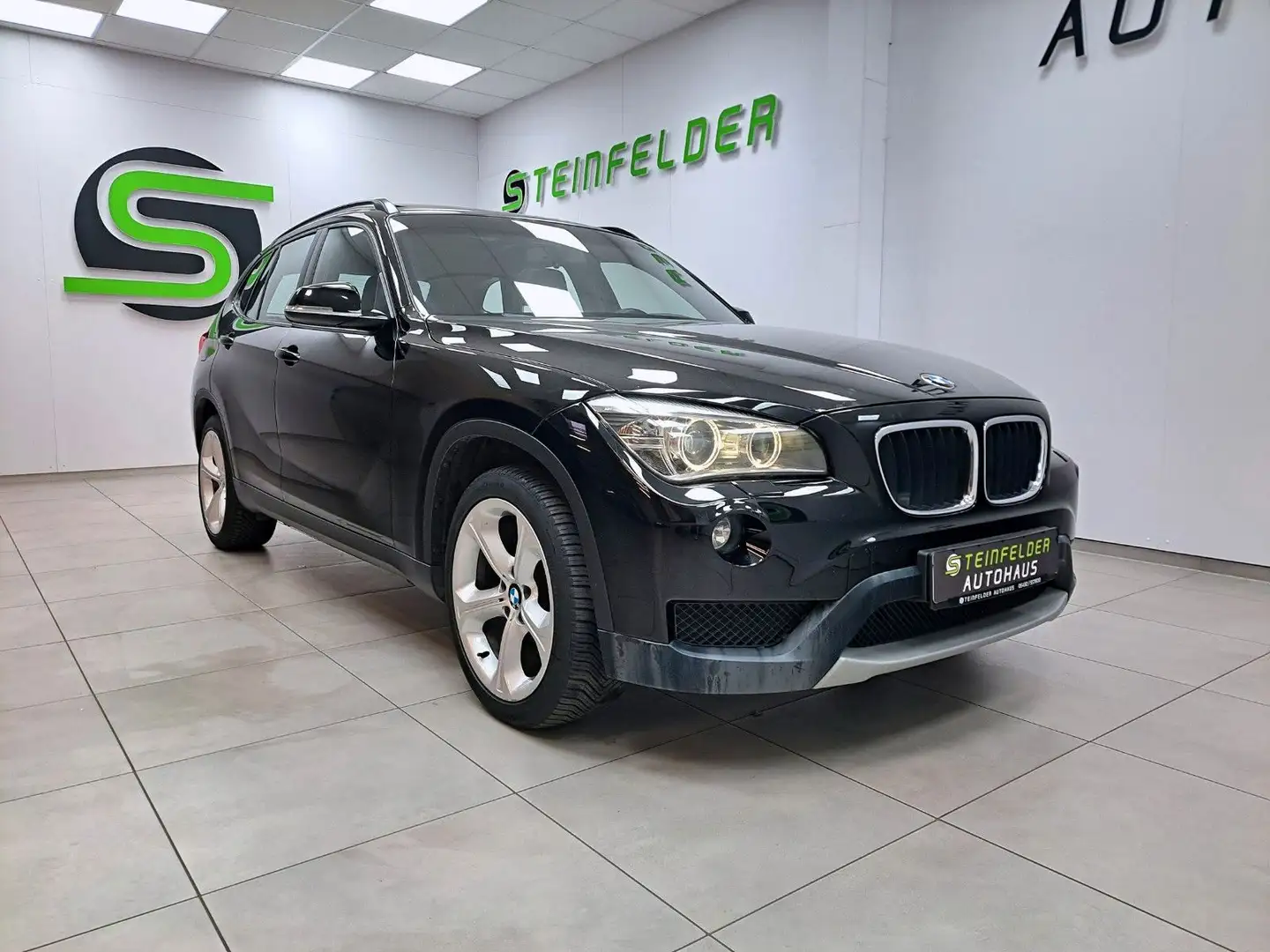 BMW X1 20 d xDrive / PANORAMA / LEDER / SHZ / AHK Schwarz - 1