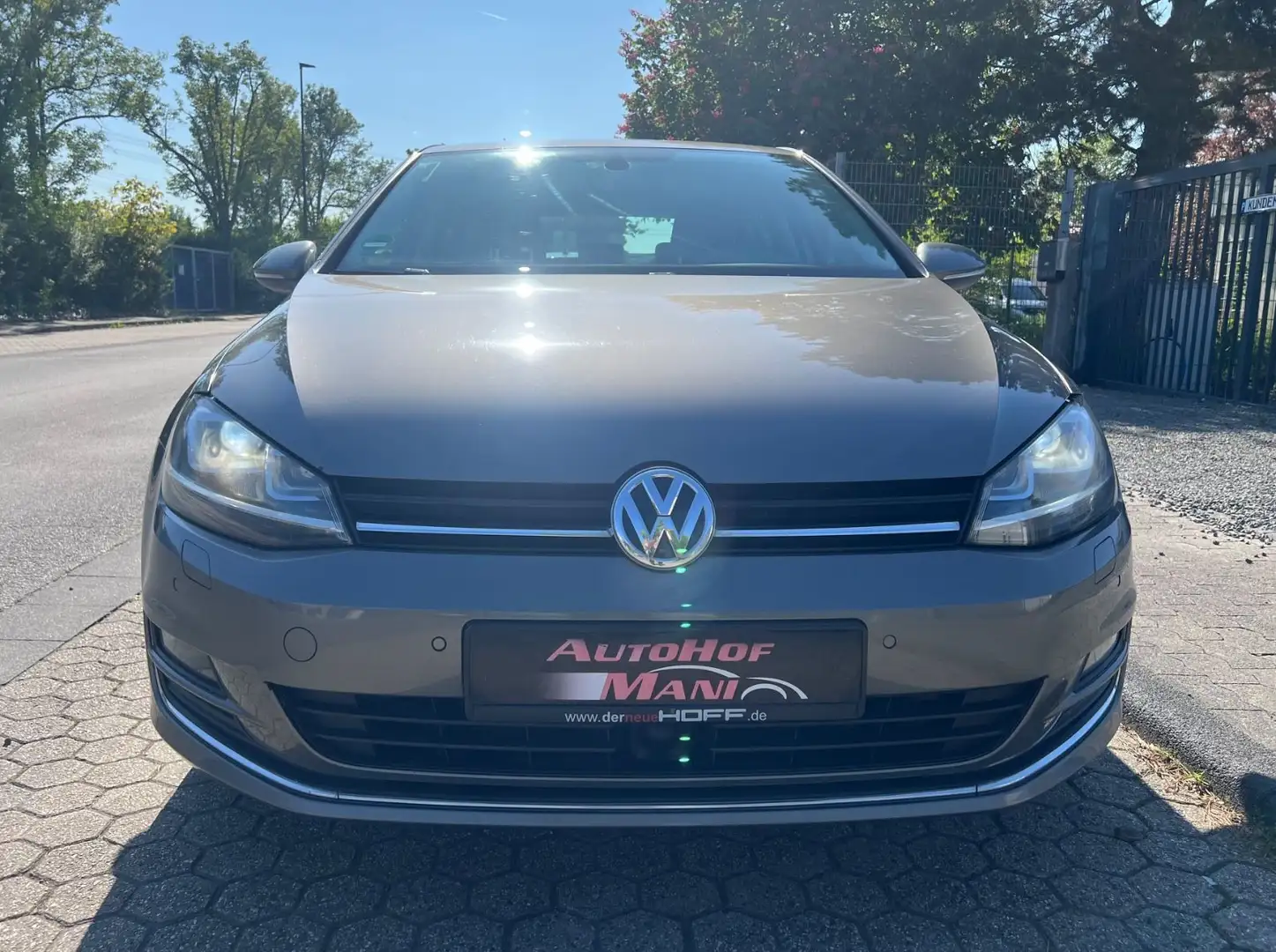Volkswagen Golf VII Lim. Highline BMT/DSG/Bi-Xenon/PDC Grau - 2