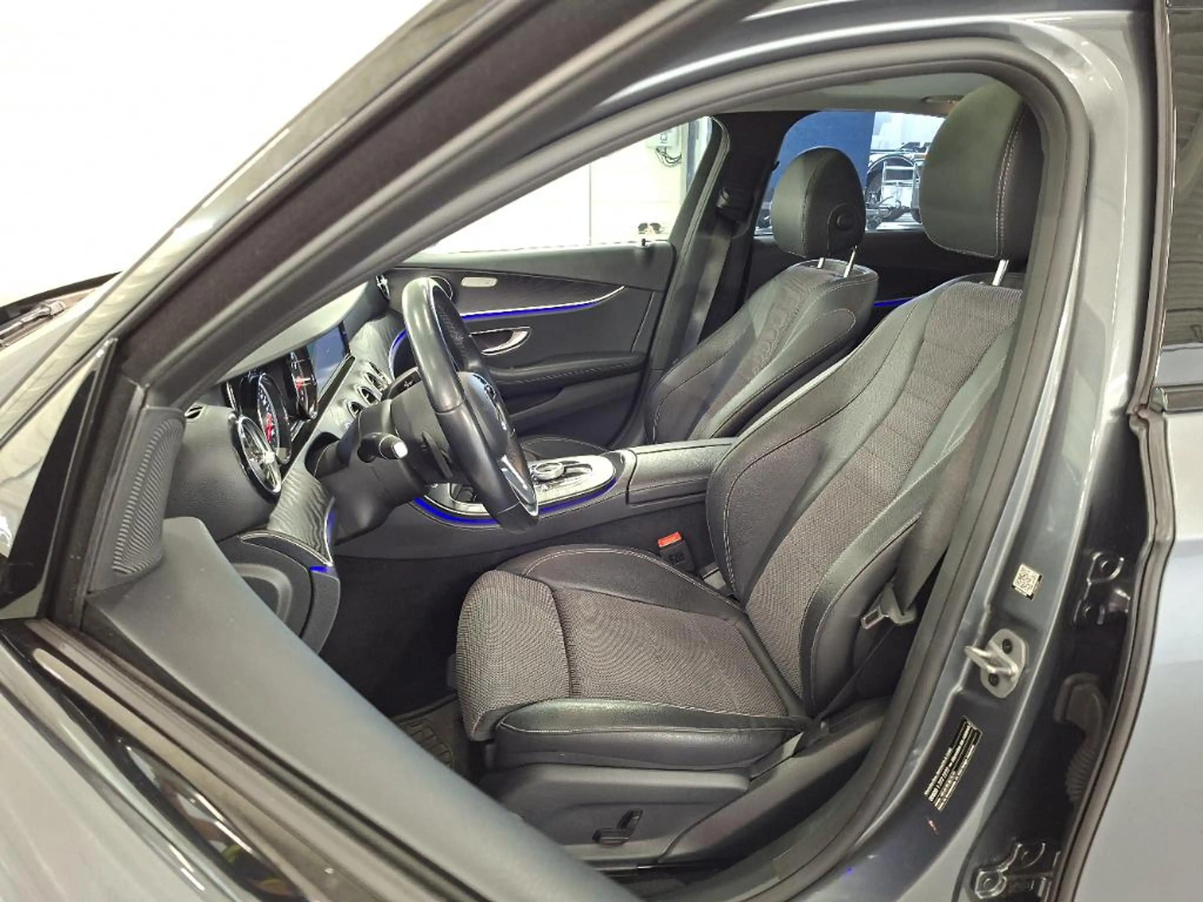 Mercedes-Benz E 200 4MATIC Premium Plus — photo 15