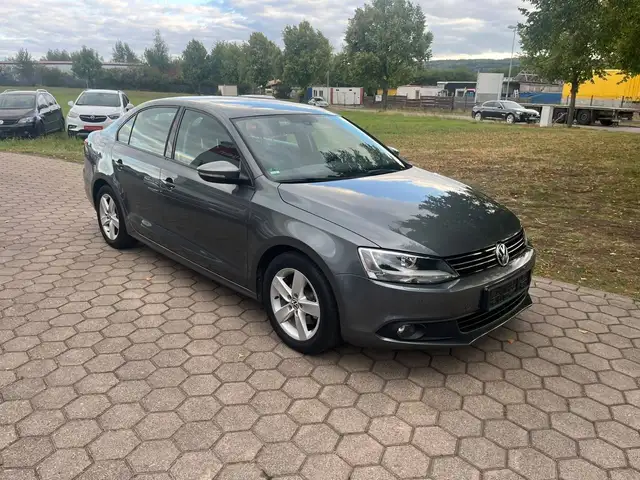 Volkswagen Jetta view 3