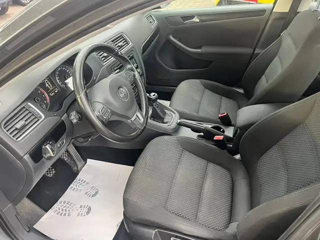 Volkswagen Jetta view 8