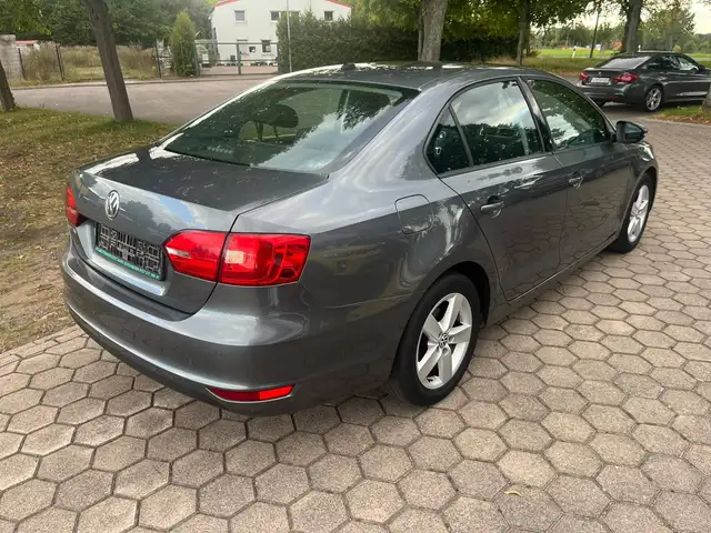 Volkswagen Jetta view 6