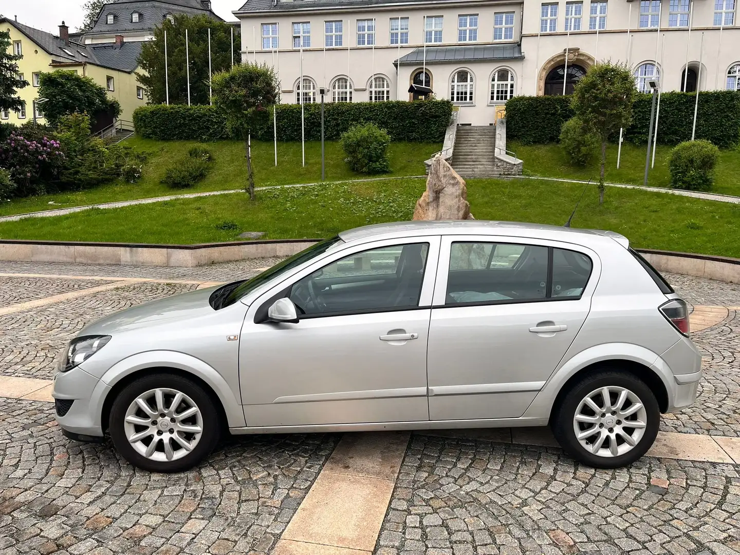 Opel Astra 1.6 Innovation 8-fach bereift ALU wenig KM Grau - 2