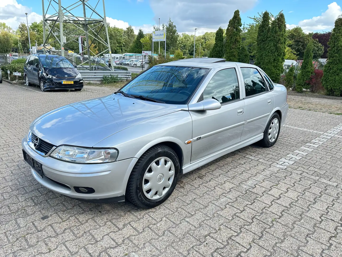 Opel Vectra Vectra 1.6 Beauty Automatik, Top Zustand, TÜV Silber - 1