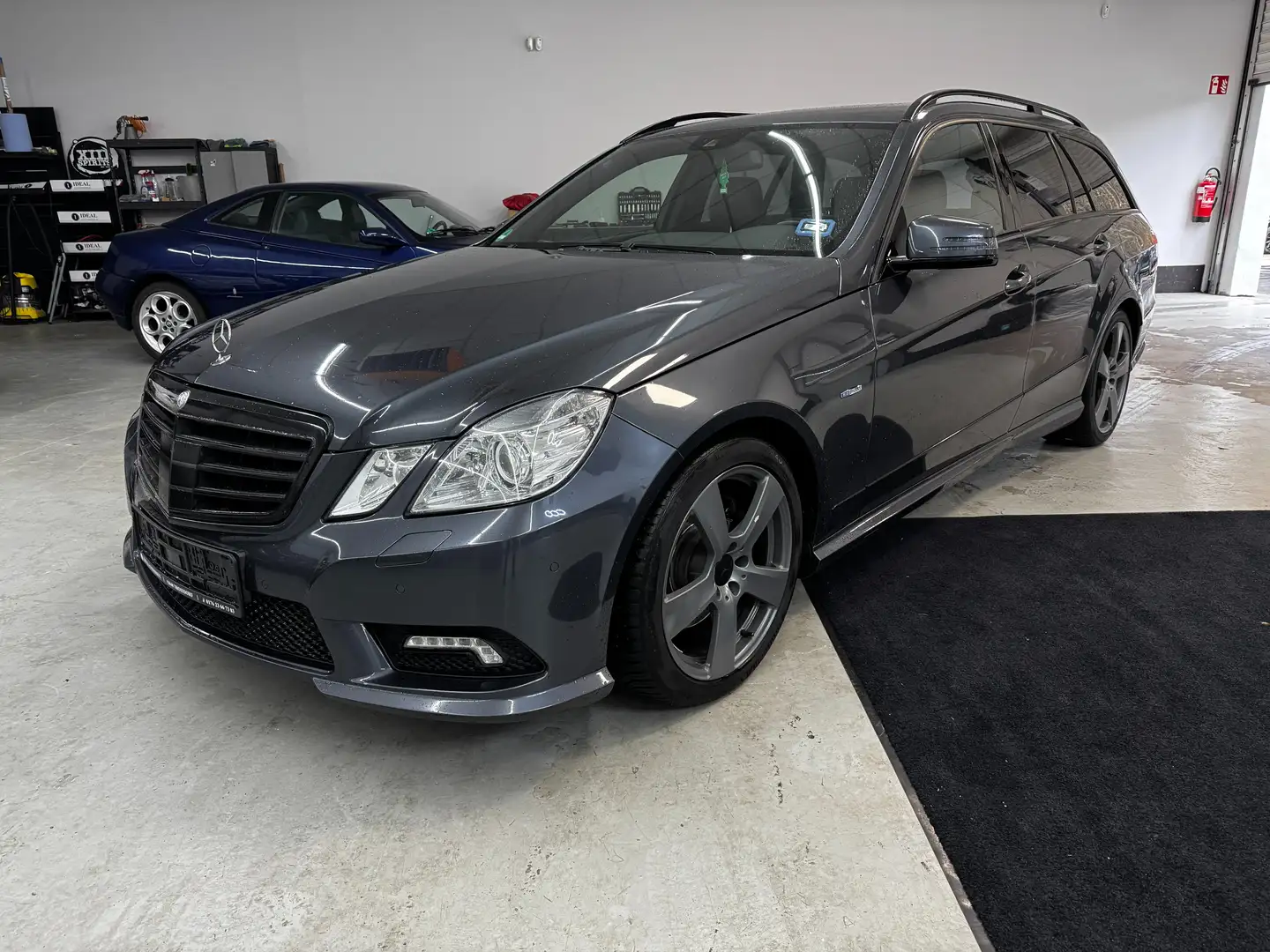 Mercedes-Benz E 350 E 350 CDI BlueEfficiency* AMG Paket* Grau - 1