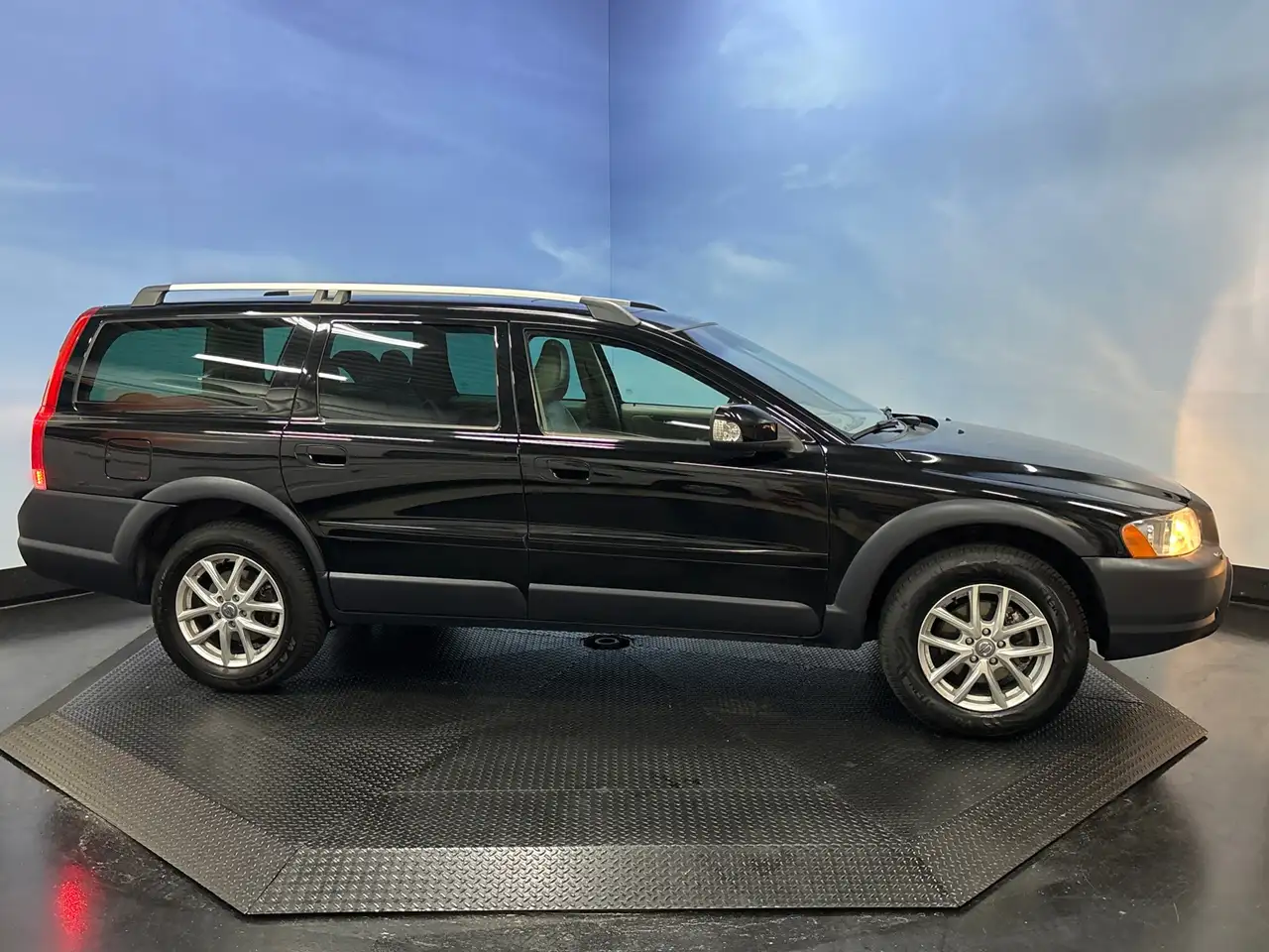 VOLVO XC70 2.5 T MOMENTUM 209 ch 4X4 CUIR - ATTELAGE - 183500 km