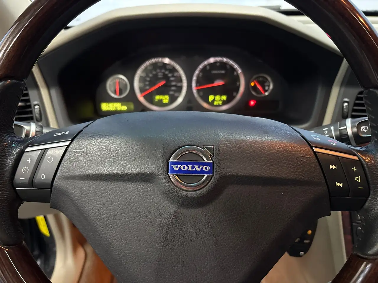 VOLVO XC70 2.5 T MOMENTUM 209 ch 4X4 CUIR - ATTELAGE - 183500 km