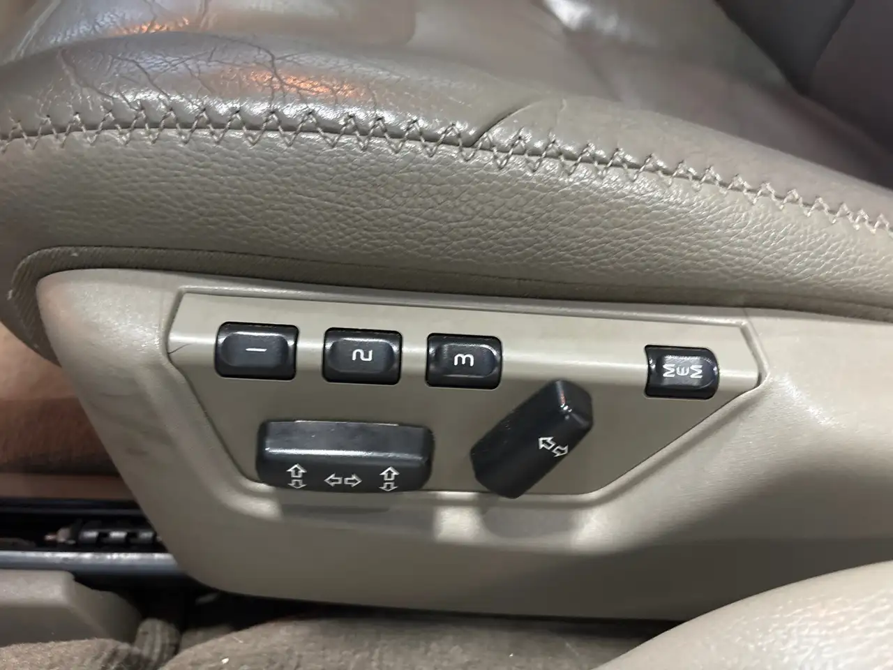VOLVO XC70 2.5 T MOMENTUM 209 ch 4X4 CUIR - ATTELAGE - 183500 km
