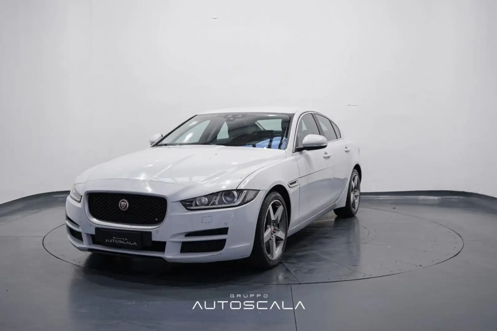Jaguar XE 2.0 D Turbo 180cv Aut. *SOLO X COMMERCIANTI* Bianco - 1