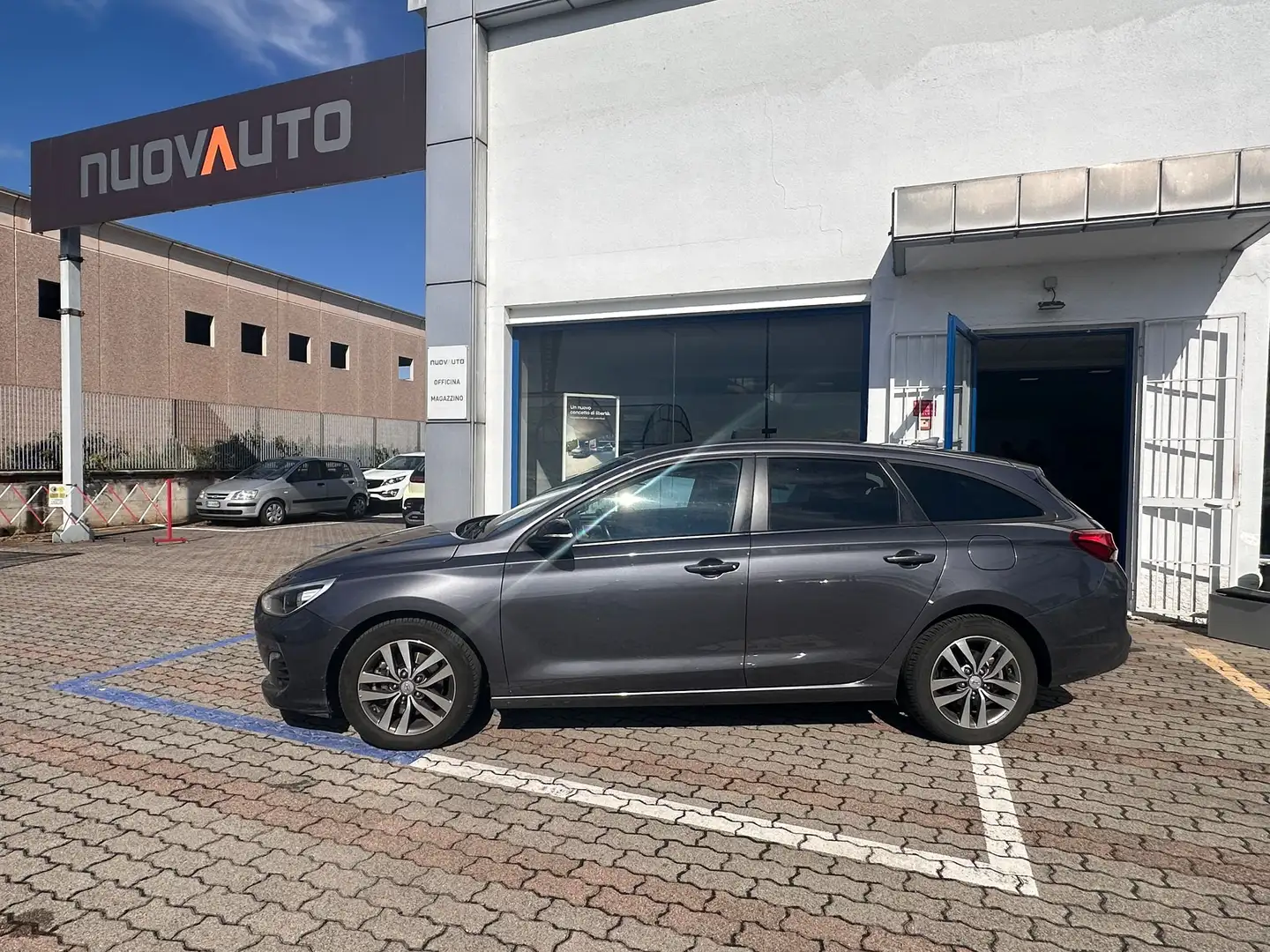 Hyundai i30 1.6 crdi Business 110cv Grau - 2