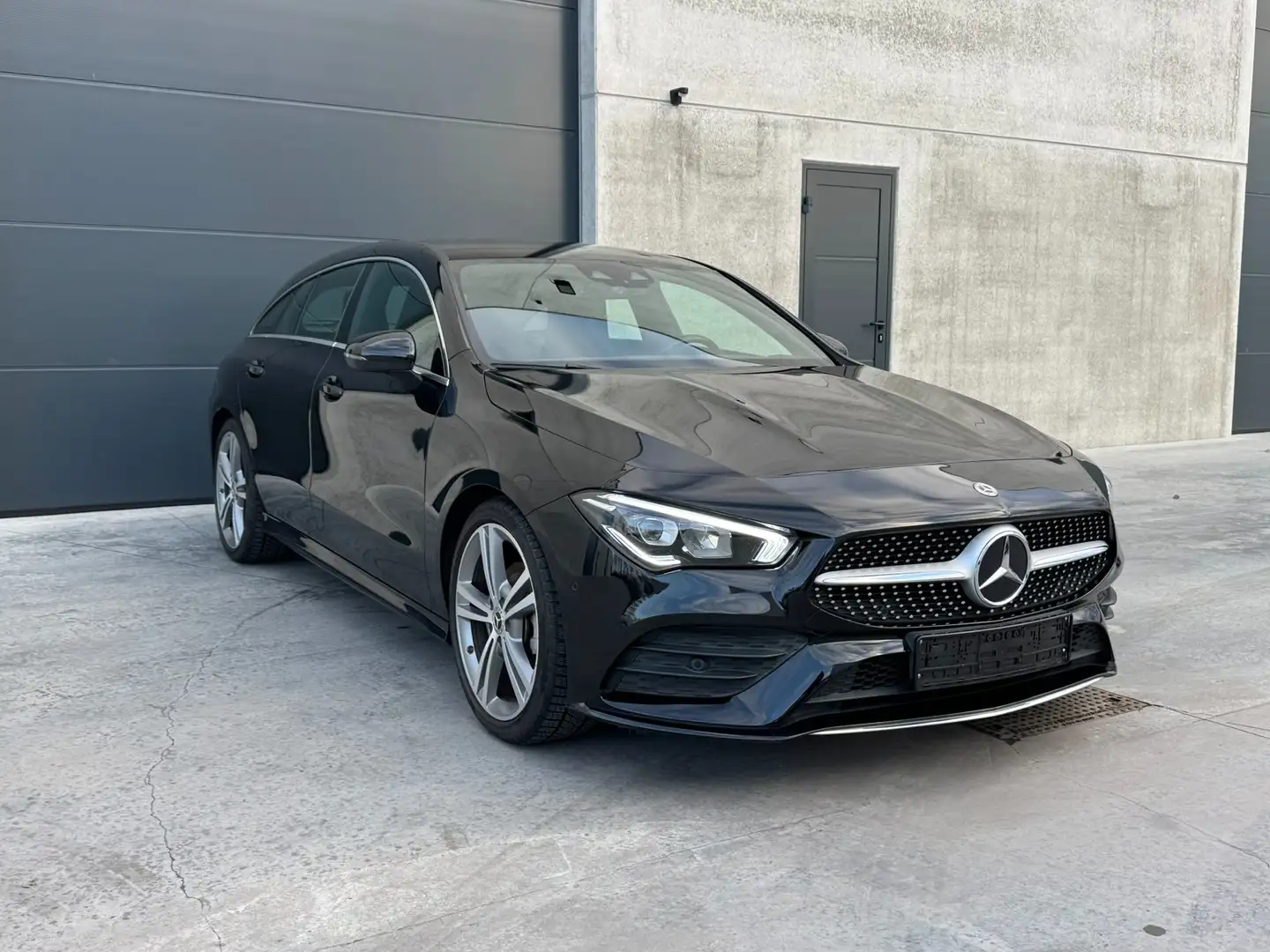 Mercedes-Benz CLA 200 Shooting brake AMG-Line Zwart - 1