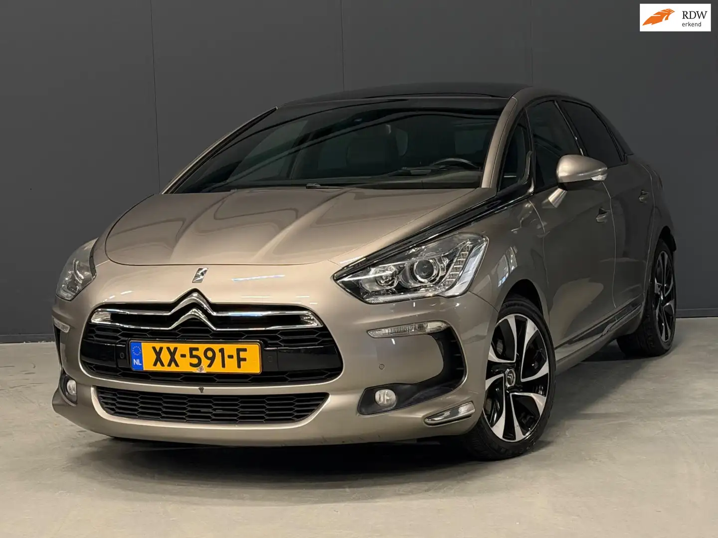 Citroen DS5 1.6 THP So Chic AUTOMAAT PANO/ANDROID/LEDER/PDC/CR Gris - 1