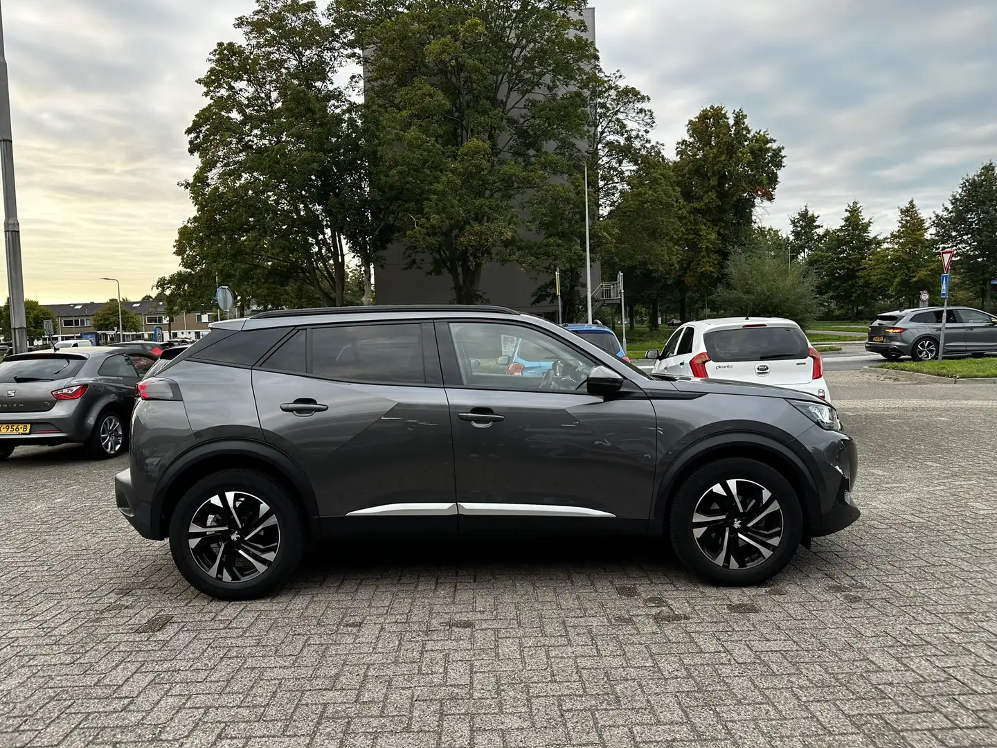 Peugeot 2008 1.2 PureTech Allure Trekhaak Navi Cruise Lmv Grijs - 2