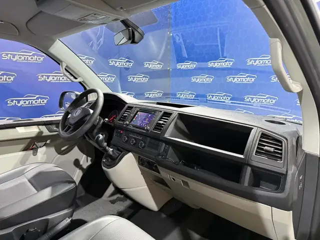 Volkswagen Caravelle view 10
