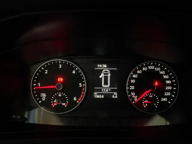 Volkswagen Caravelle view 2