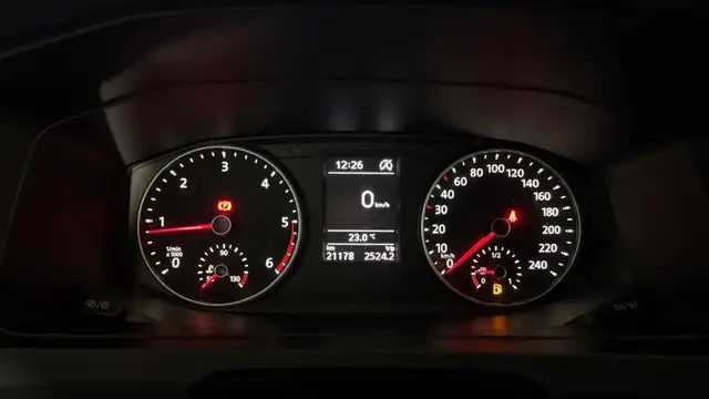 Volkswagen Caravelle view 8