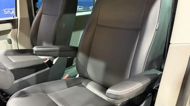 Volkswagen Caravelle view 14