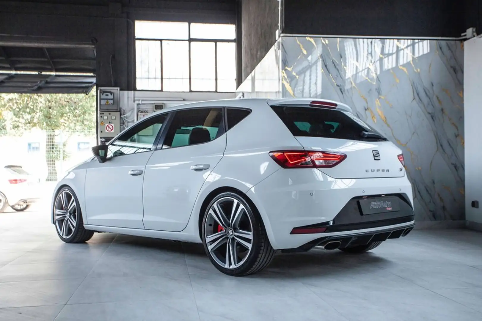 SEAT Leon ST 2.0 TSI S&S Cupra 300 Blanco - 1