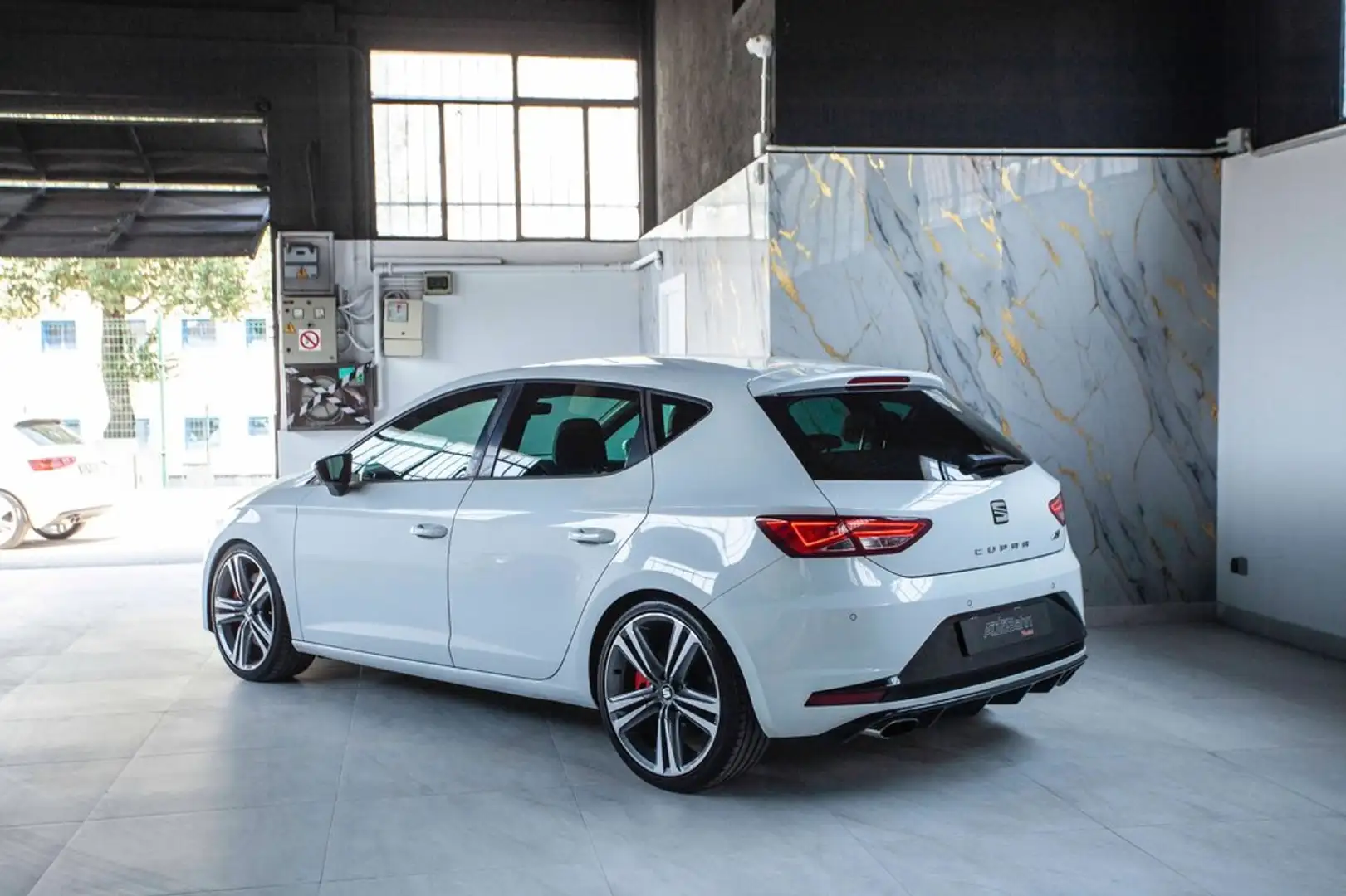 SEAT Leon ST 2.0 TSI S&S Cupra 300 Blanco - 2