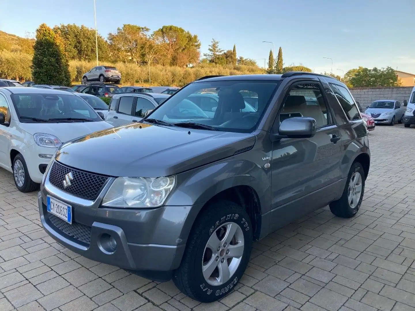 Suzuki Grand Vitara 1.9 DDiS 3 porte Gris - 1