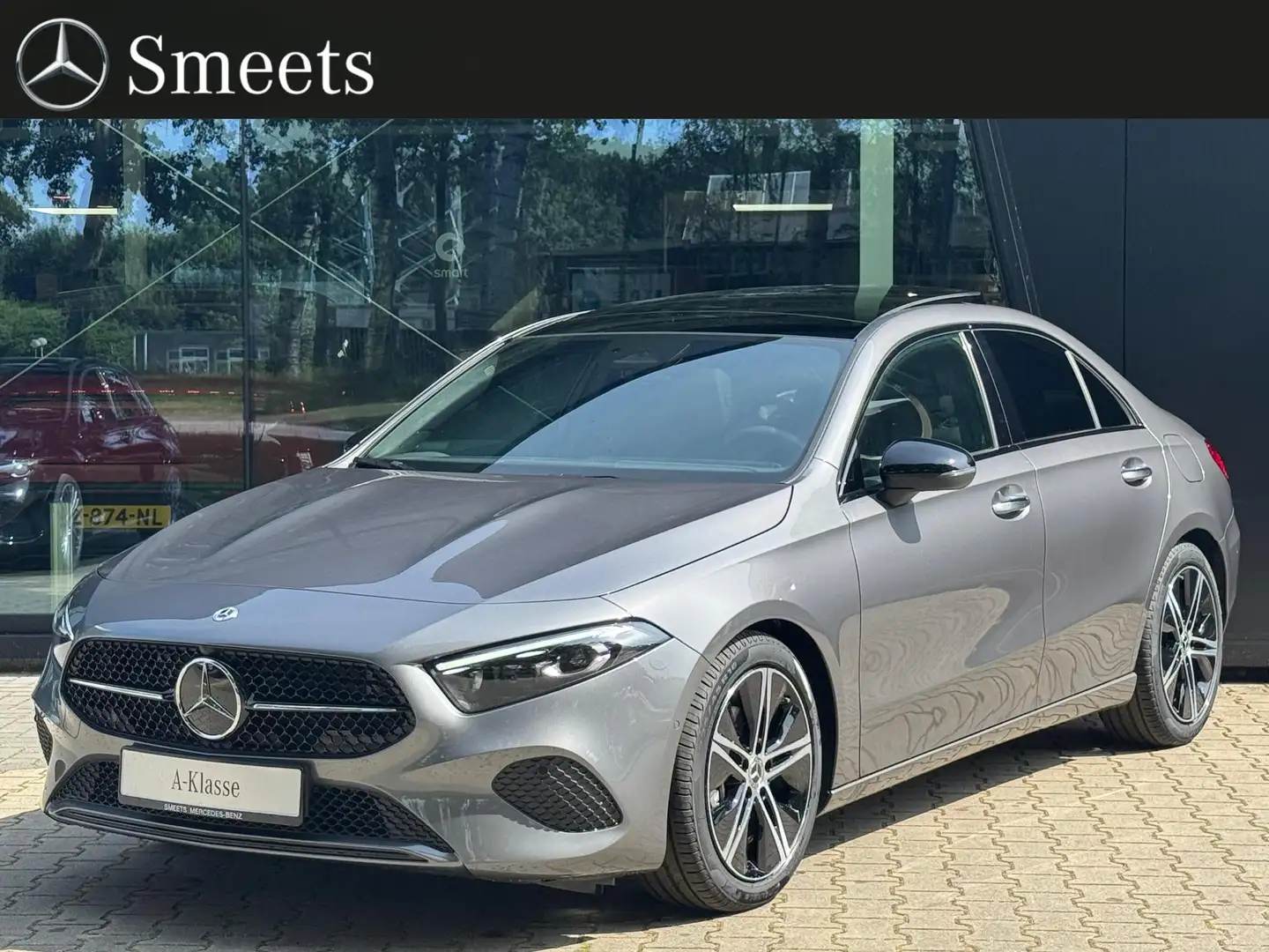 Mercedes-Benz A 180 Star Edition Luxury Line Grijs - 1