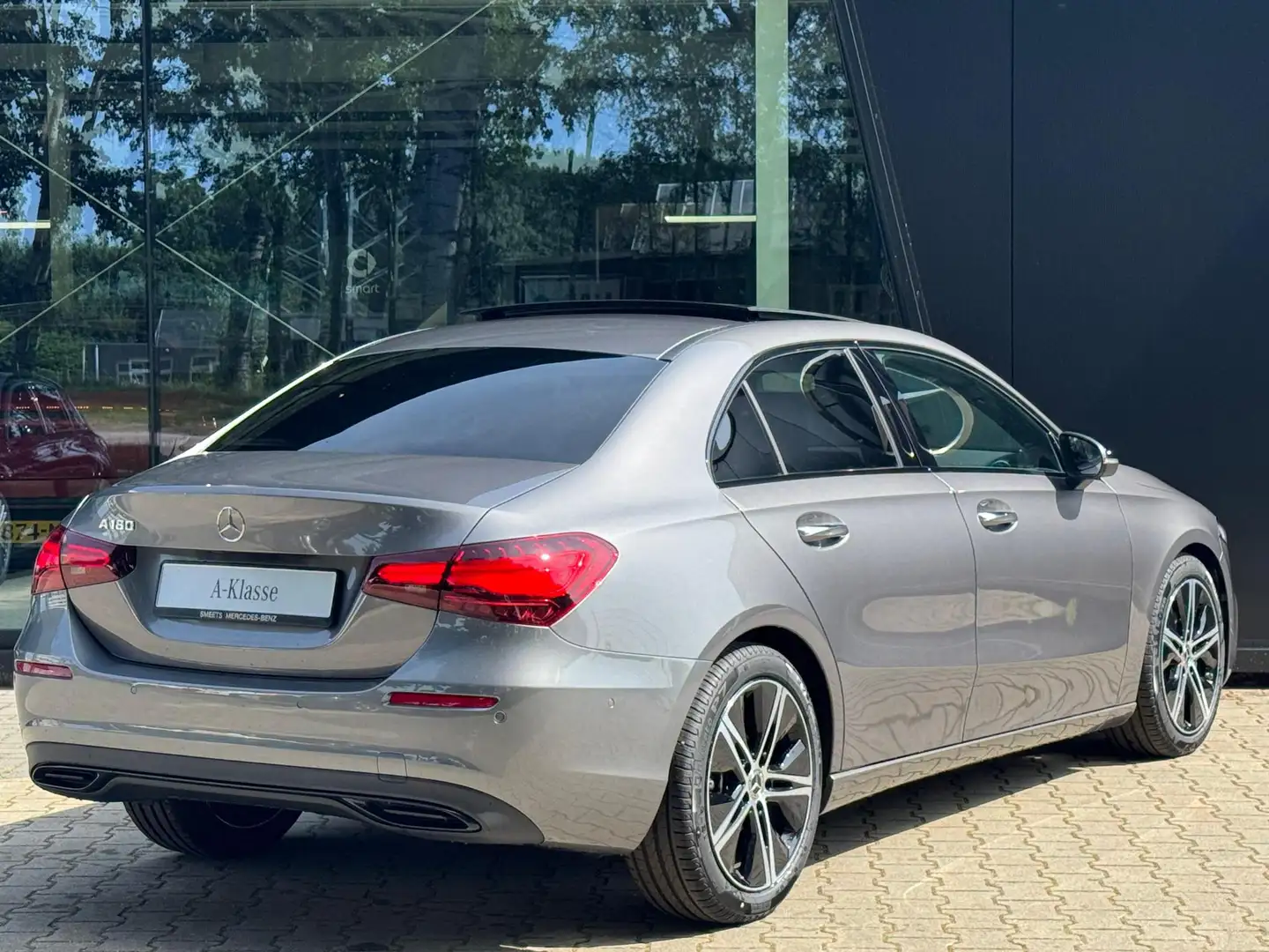 Mercedes-Benz A 180 Star Edition Luxury Line Grijs - 2