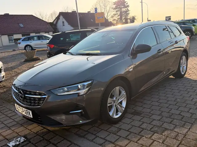 Opel Insignia view 3