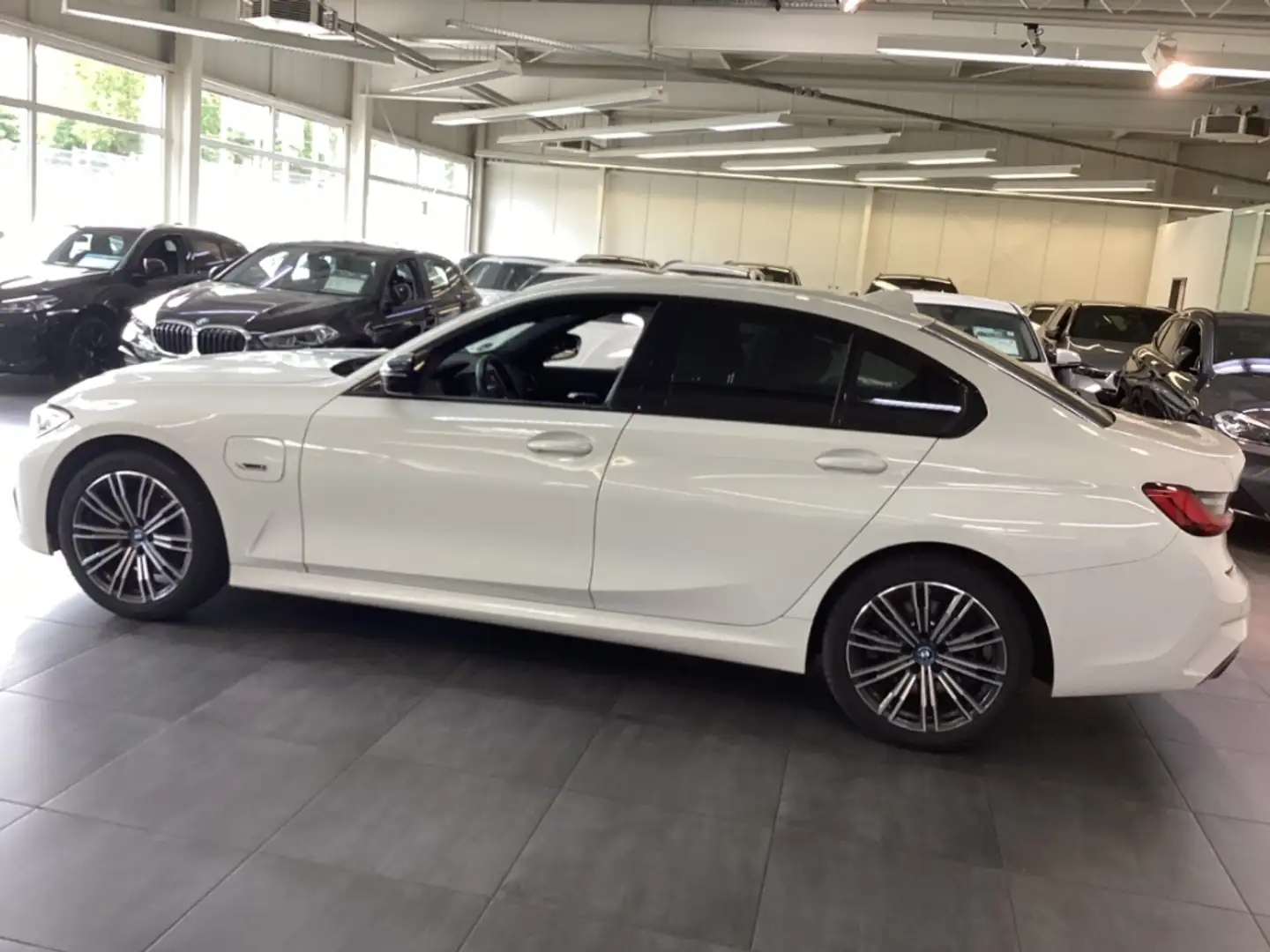 BMW 320 e Limousine A M Sport Navi PDC DAB Hifi LED 3-Z-Kl Weiß - 2