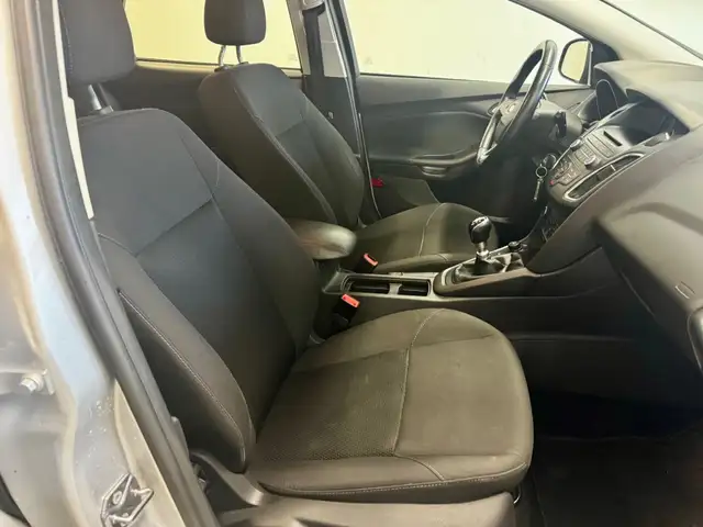 Ford Focus view 9