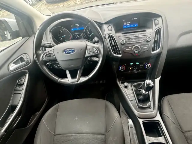 Ford Focus view 2