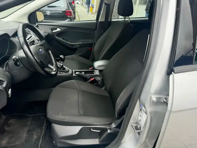 Ford Focus view 10