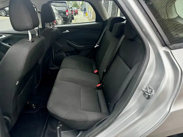 Ford Focus view 12