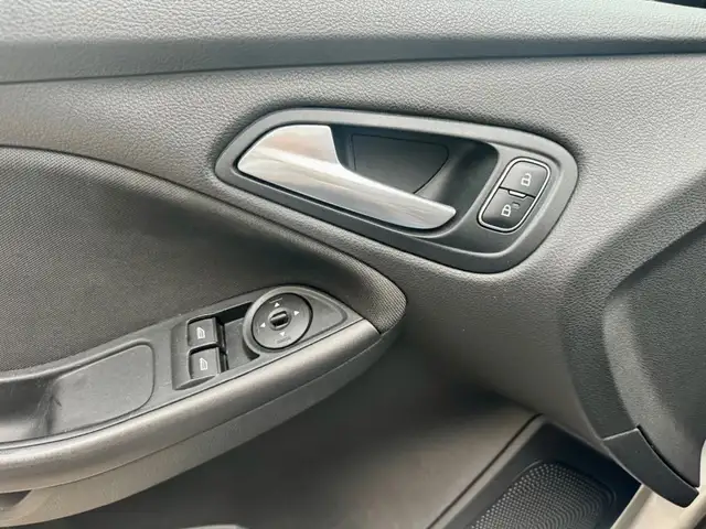 Ford Focus view 14