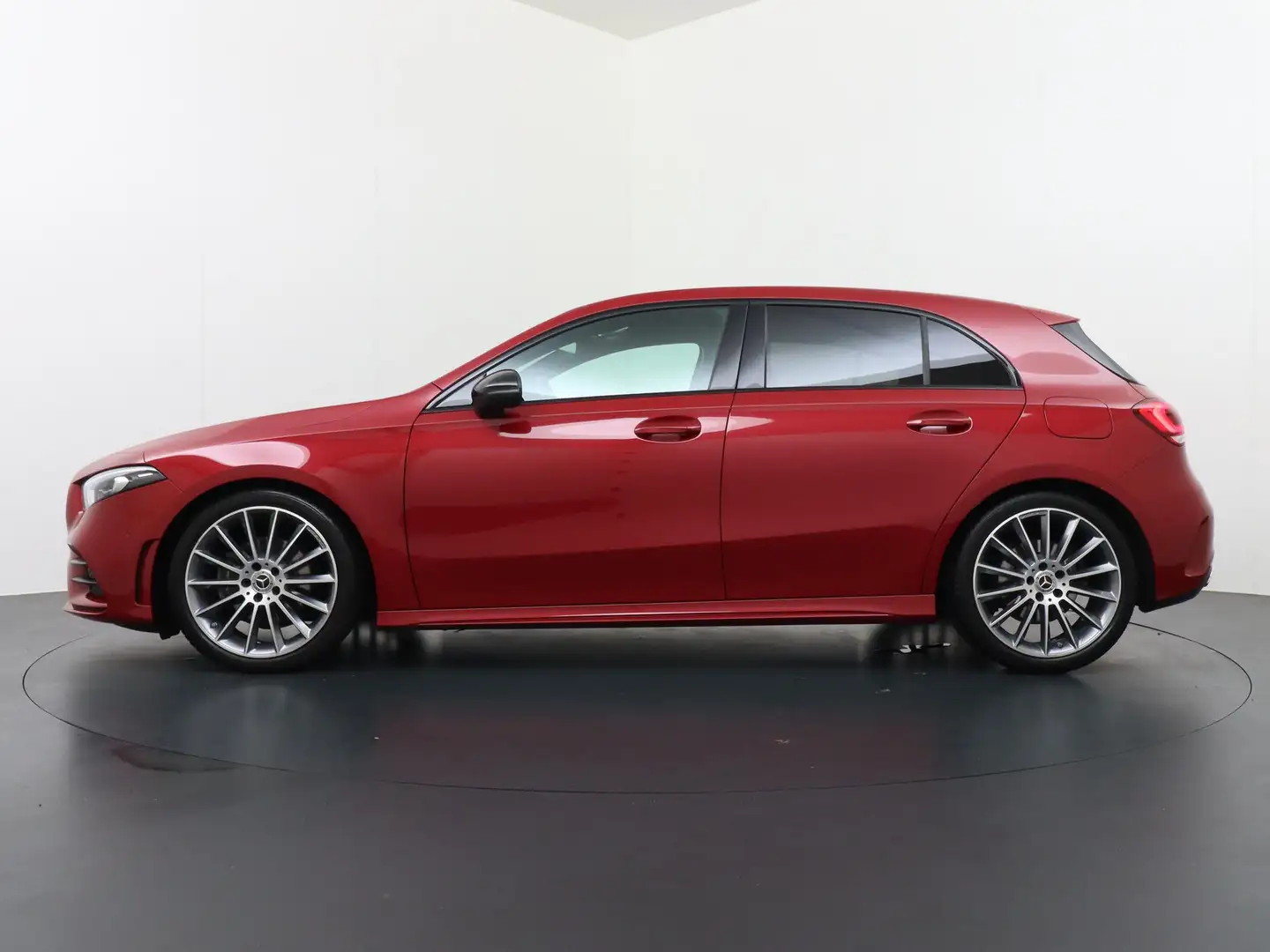 Mercedes-Benz A 200 AMG | Sfeerverlichting | 360° Camera | 19" AMG Vel Rood - 2