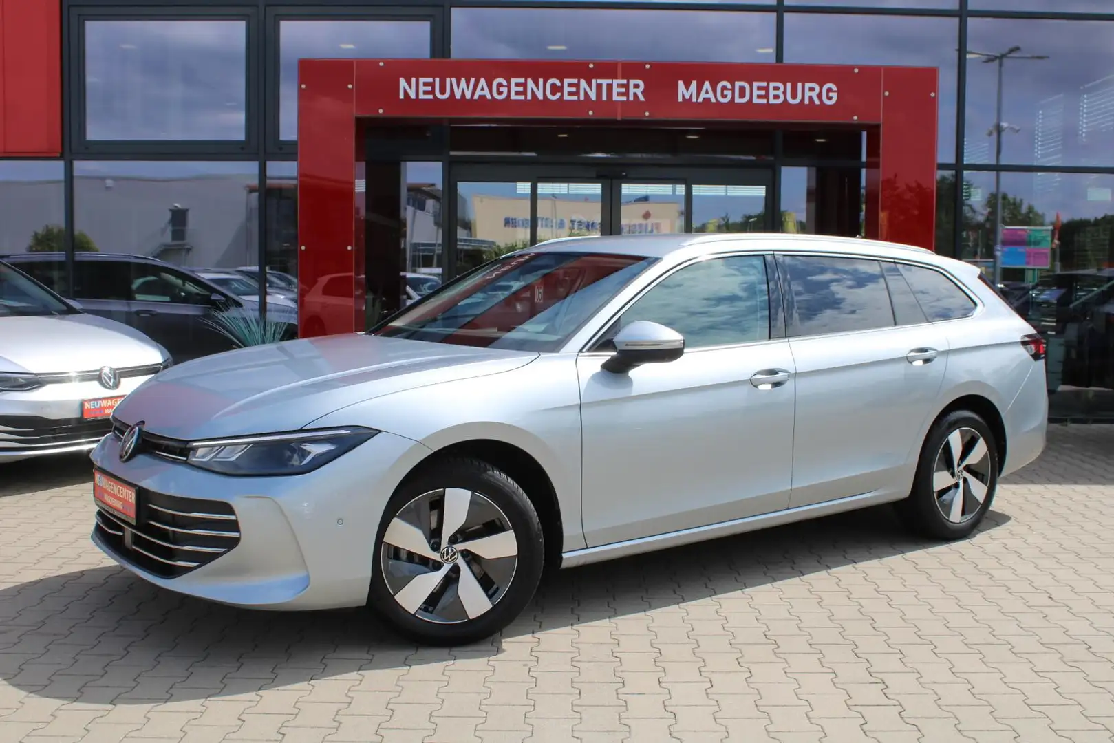 Volkswagen Passat Variant 1.5 eTSI Business *IQ DRIVE*AHK*NAVI*360°KAMERA*AC Silber - 1
