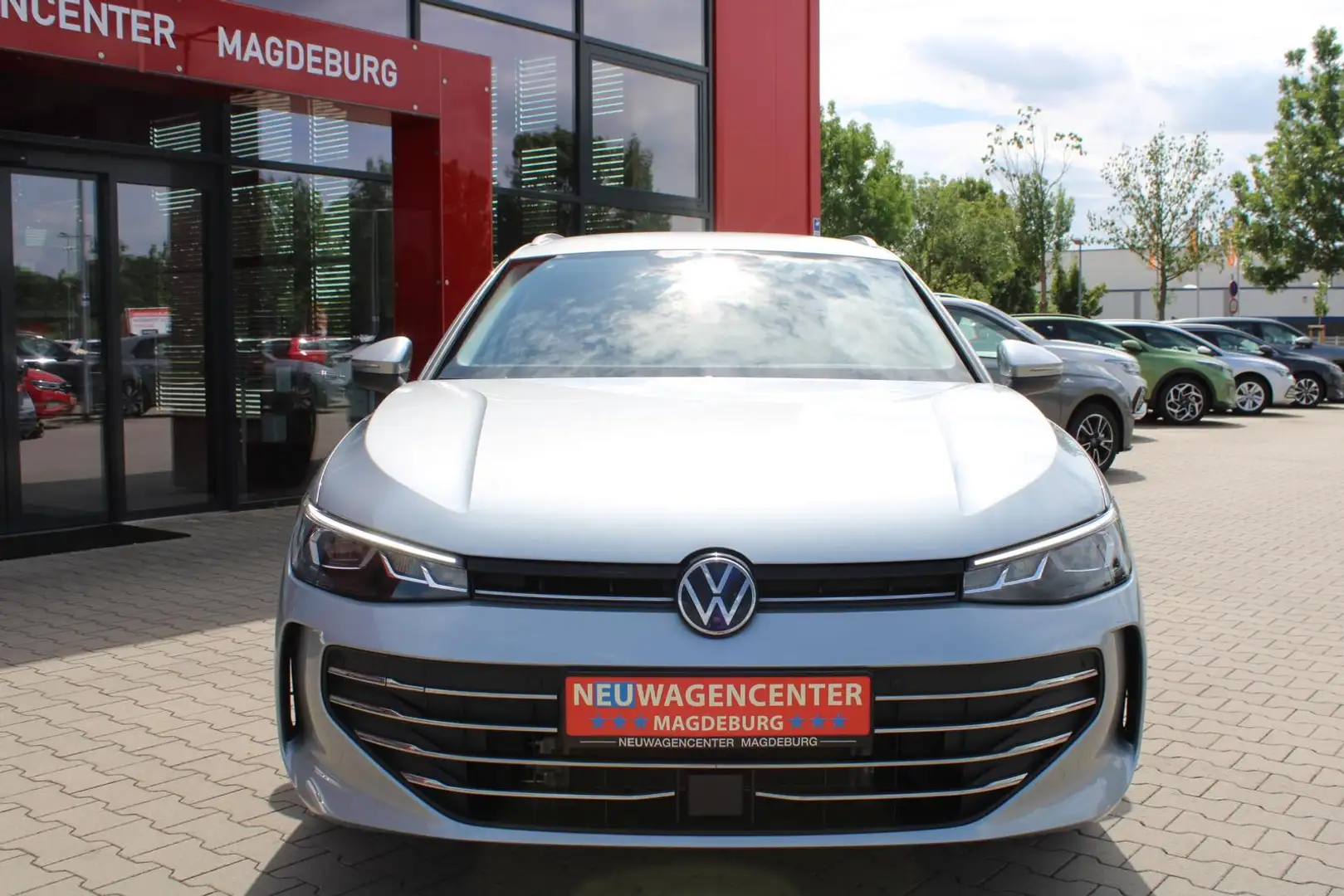 Volkswagen Passat Variant 1.5 eTSI Business *IQ DRIVE*AHK*NAVI*360°KAMERA*AC Silber - 2