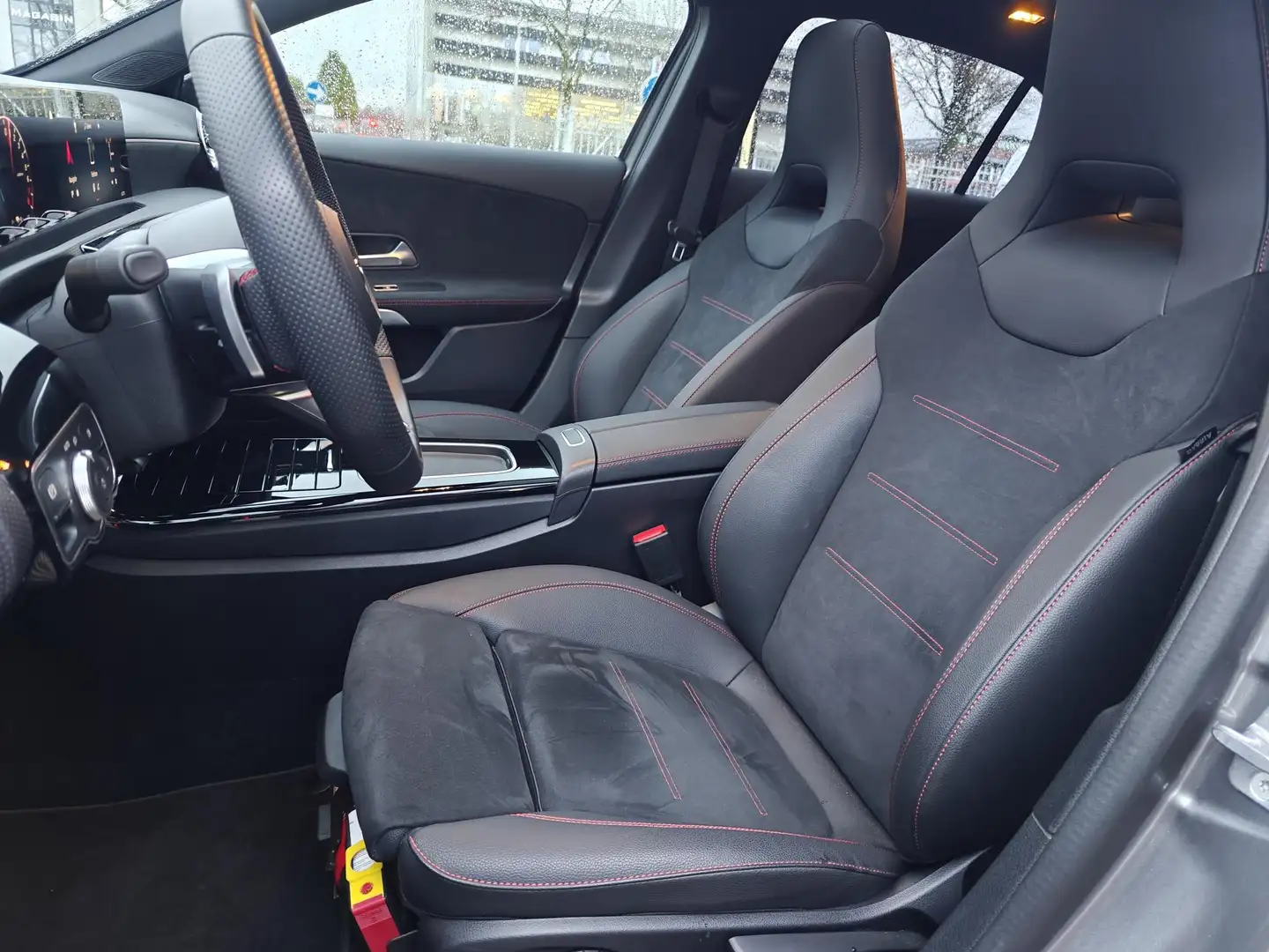 Mercedes-Benz A 250 e Hatchback AMG Line | Panoramisch Dak | Verwarmde Grijs - 2