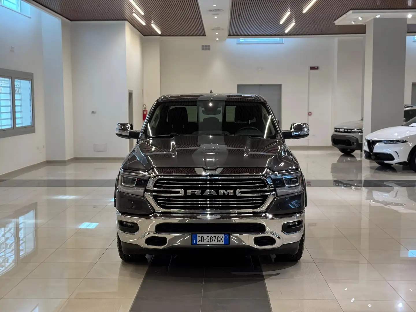 Dodge RAM 1500 5.7 LARAMIE CAB 4WD 395CV auto Grau - 1