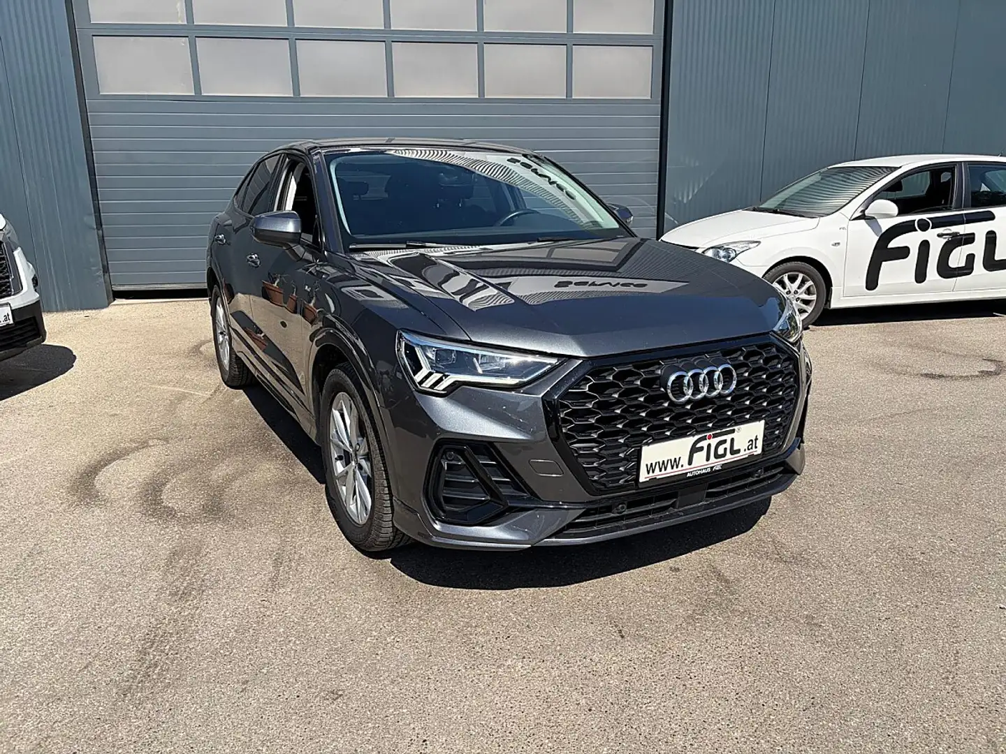 Audi Q3 Sportback 35 TFSI S-line S-tronic Grau - 2