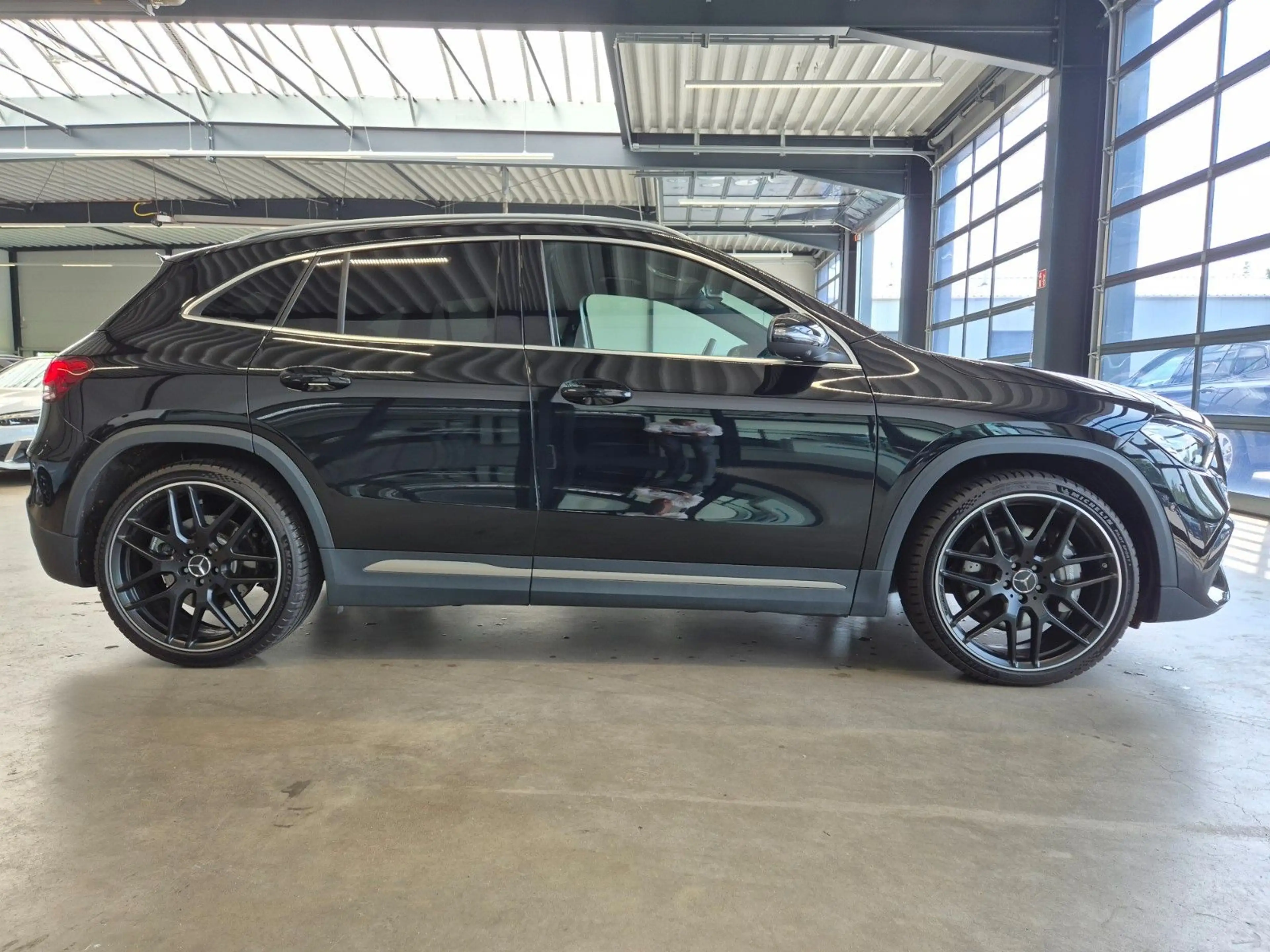 Mercedes-Benz GLA 45 AMG 4M LEDER MBUX NAVI LED 21ZOLL ALU AHK — photo 4