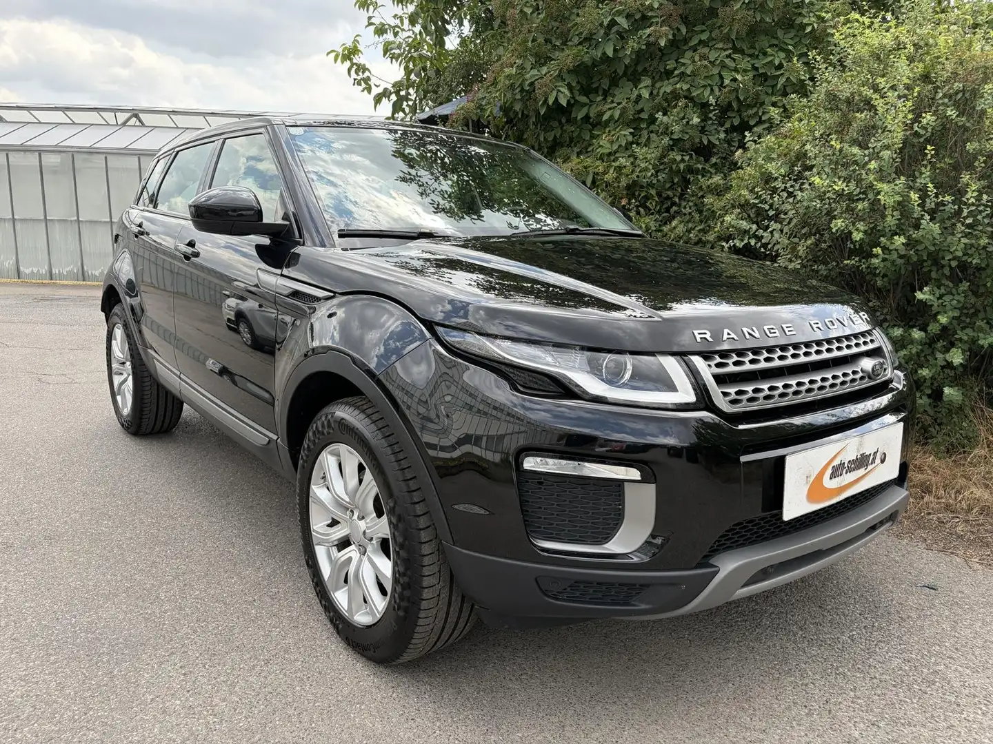 Land Rover Range Rover Evoque 2,0TD4 SE Allrad AHK 1.Besitz SR+WR Pickerl NEU Schwarz - 1