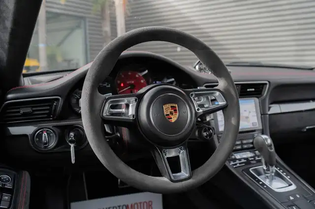 Porsche 911 view 8