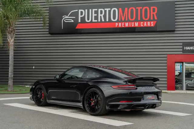 Porsche 911 view 4