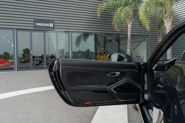 Porsche 911 view 7