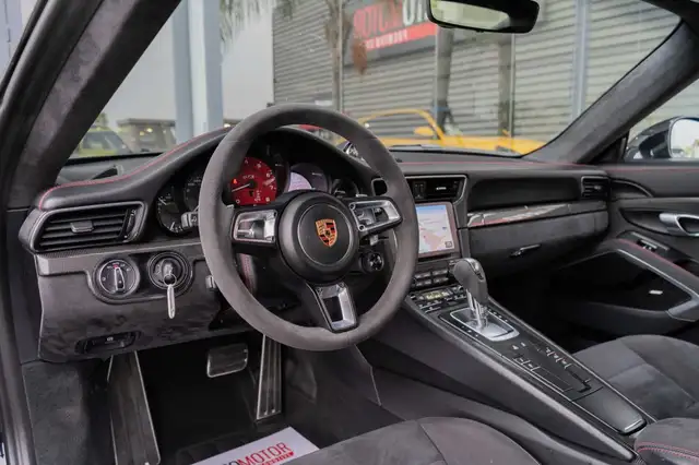 Porsche 911 view 15