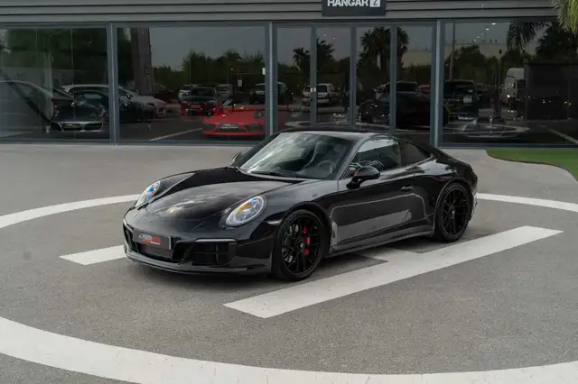 Porsche 911 view 3