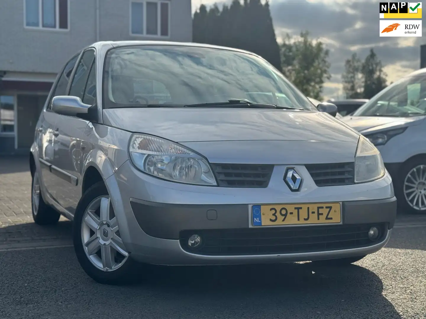 Renault Scenic 1.6-16V Tech Line Grijs - 1